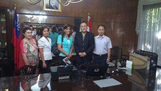 劉大使德立與巴三軍婦女基金會幹部合影