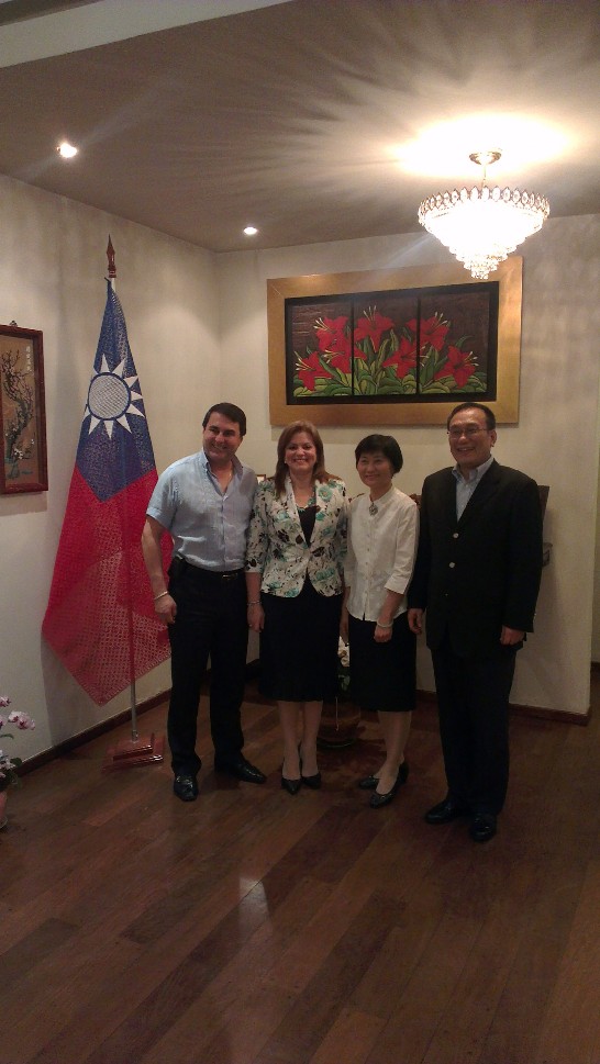 劉大使德立夫婦與巴前總統佛朗哥（Federico Franco）及其夫人阿法珞（Emilia Alfaro de Franco，現任參議員）合影