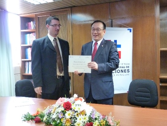 巴拉圭移民局局長Jorge Kronawetter頒發劉大使感謝狀