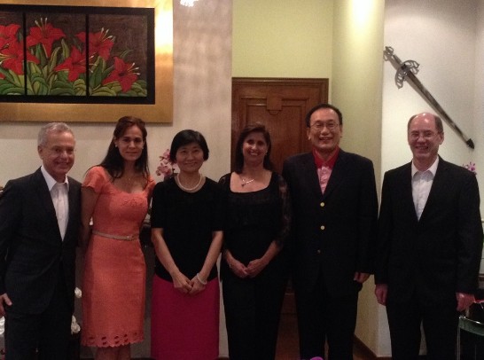 駐巴拉圭劉大使德立夫婦與財政部長羅哈斯夫婦及住居部長納普斯夫婦合影
