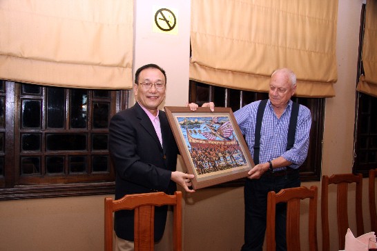 劉大使德立致贈「ABC彩色報」(ABC Color)社長蘇克立優(Aldo Zuccolillo)版畫乙幅