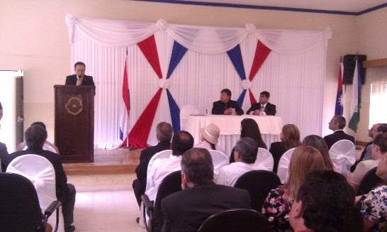 劉大使德立於接受巴Cordillera省政府及省議會頒贈「榮譽省民證書」時致詞，省長Carlos María López（中）及省議長Pedro José Zalazar（右）位於主席桌。