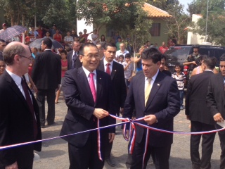 劉大使德立與卡提斯總統剪綵