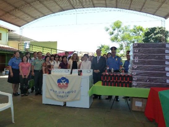 駐巴拉圭劉大使及夫人「婦聯會巴拉圭分會」顧主任委員文瑩偕本館館員及該分會會員與巴國警察總監夫婦及官方代表人員合影