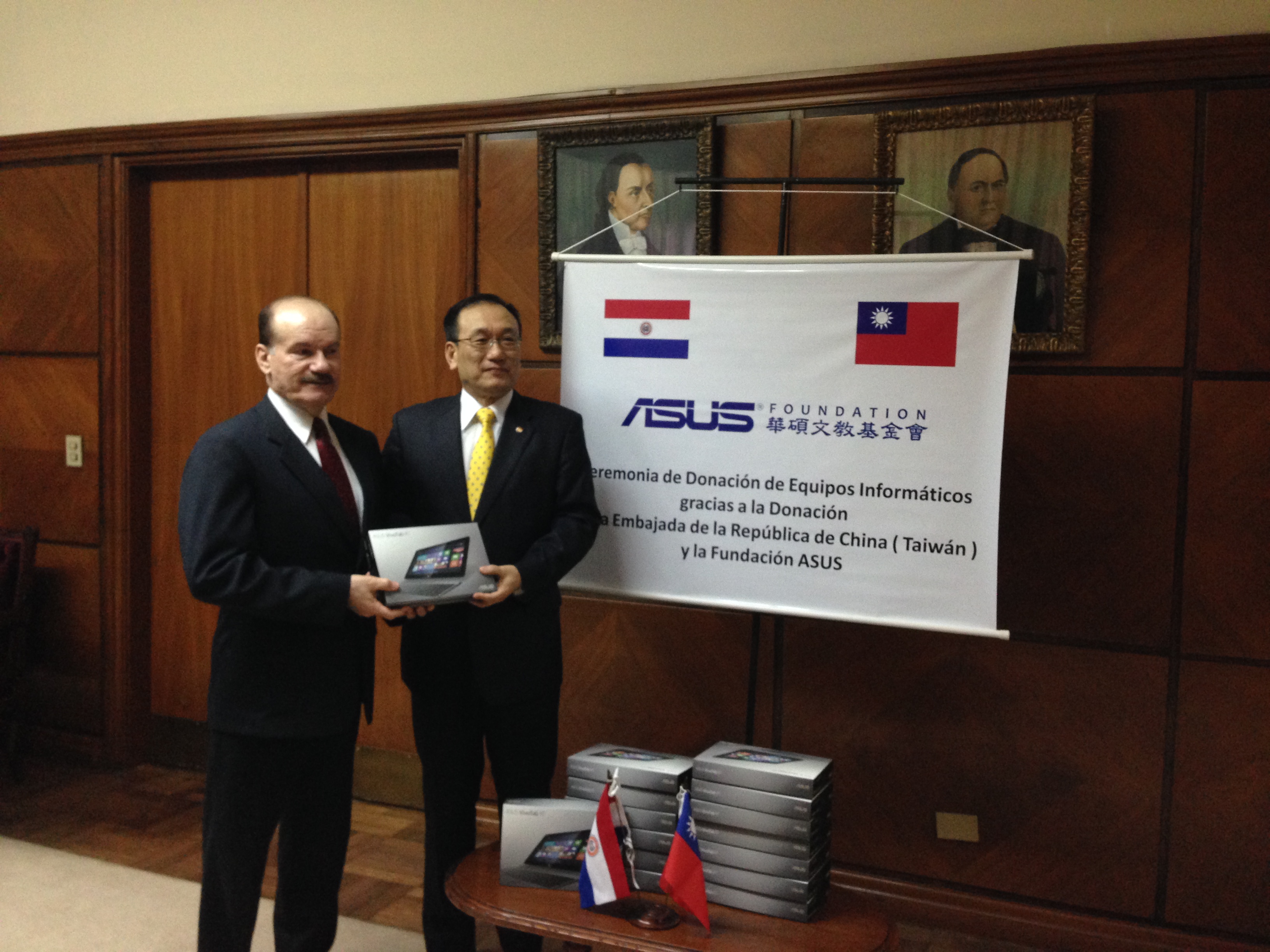 劉大使德立致贈巴國防部長索多華碩平板電腦15台