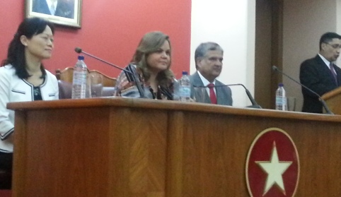 巴國紅黨莎瑪妮歌主席(中)與本館張參事俊菲(左)共同主持華語課程結業式