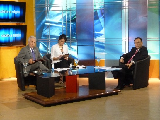 劉大使接受「第二電視台」(Red Guaraní)總經理暨節目主持人Óscar Escobar及Mariana Pineda現場專訪情形