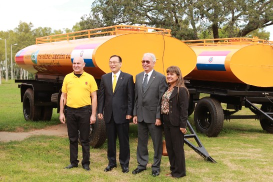 劉大使與急難部長華德斯夫婦及義消總隊副隊長Rubén於儲水槽前合影