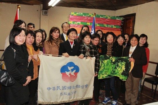 駐巴拉圭劉大使及夫人婦聯會巴拉圭分會顧主任委員文瑩偕該分會會員與巴國國家女子「良善牧人」（Buen Pastor）監獄官方代表人員合影