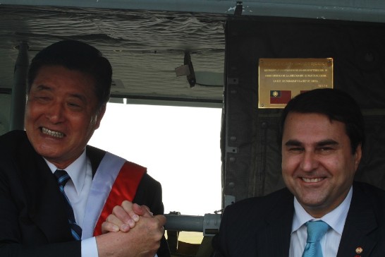 高部長華柱與佛朗哥總統進入直升機艙