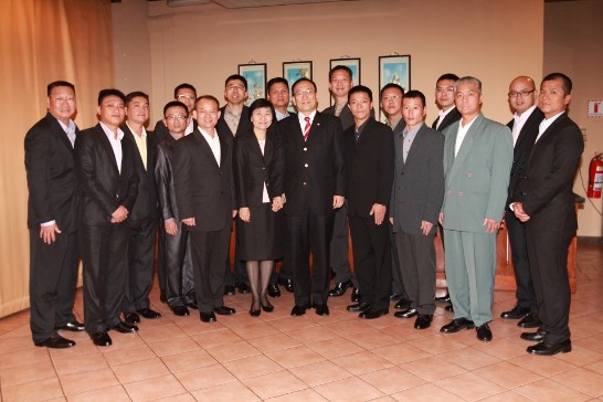 劉大使德立夫婦與組裝團團員合影