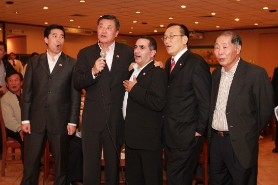 高部長華柱及劉大使德立等高歌一曲