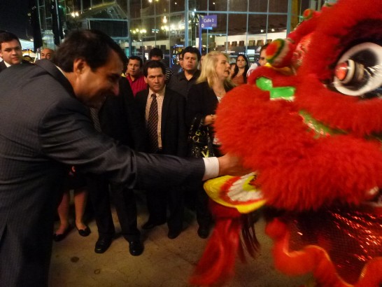 巴拉圭總統佛朗哥為舞獅表演獻贈紅包