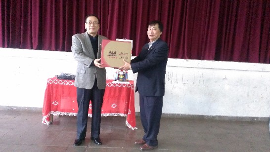 劉大使捐贈投影機予孔教中心曹董事長水勝