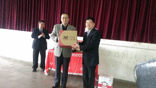 劉大使德立捐贈投影機予中山僑校司徒校長梓明