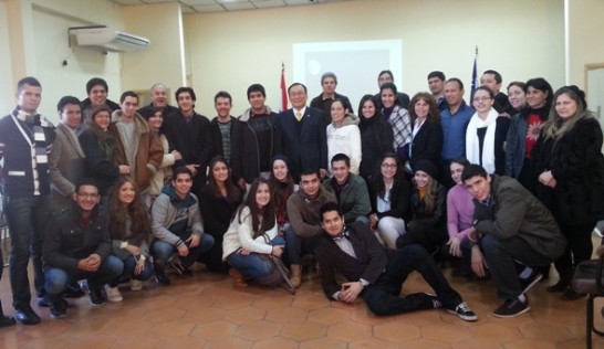 劉大使德立（中立者）與本年度獎學金生合影