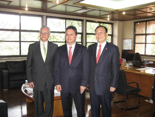 劉大使與巴新任新任工商部長雷依德及刻正返國之巴駐華大使柏馬紹合影