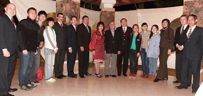 國立亞大鞏薩雷斯校長（中）晚宴接待我「國際青年大使」訪團