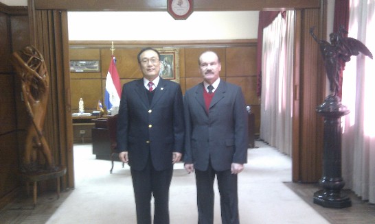 劉大使與巴新任新任國防部長索多合影