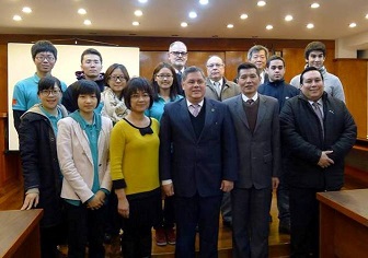 國立東大校長 Víctor Brítez（中）歡迎我「國際青年大使」訪團