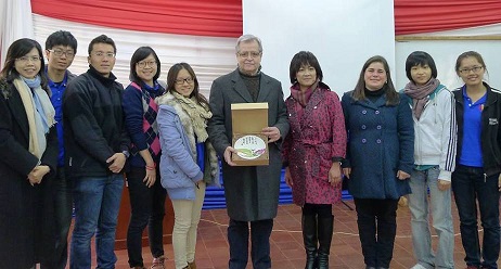 國立伊泰布亞大學校長Hildegardo González（中）歡迎我「國際青年大使」訪團