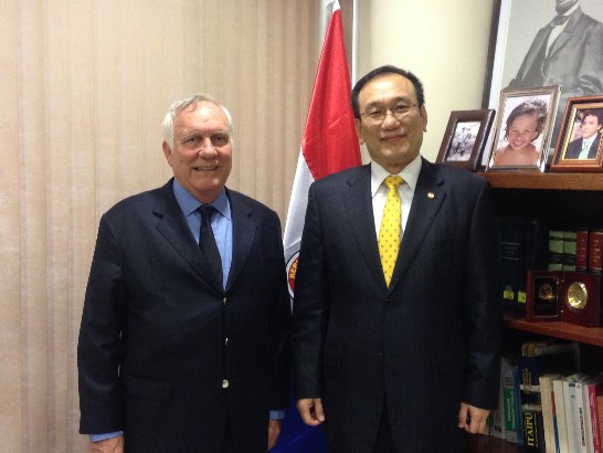 劉大使德立與巴拉圭新任參院外委會主席沙基業合影