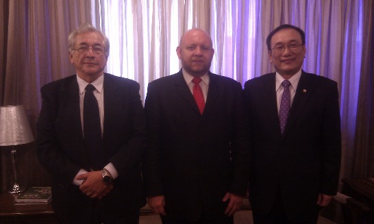 劉大使德立與巴新任農牧部長賈狄尼及畜牧次長Luis Antonio Goiburu合影