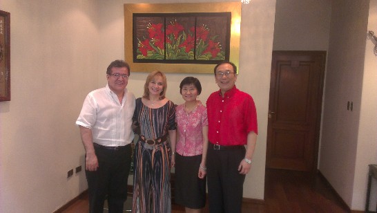 駐巴拉圭劉大使德立夫婦於9月12日午間於職務宿舍邀宴巴前總統杜華德（Nicanor Duarte）伉儷。杜前總統在任期間（2003年至2008年）對我極為友好，任內曾2度訪華（另亦曾於1985年及2012年分別以記者及紅黨主席身分赴訪），對我國政經發展及兩國合作情形頗為熟悉。鑒於劉大使在杜前總統執政期間與渠伉儷互動密切，席間彼此敘舊談新，並佐以劉大使夫人精心調理之中華美食，氣氛溫馨友好。