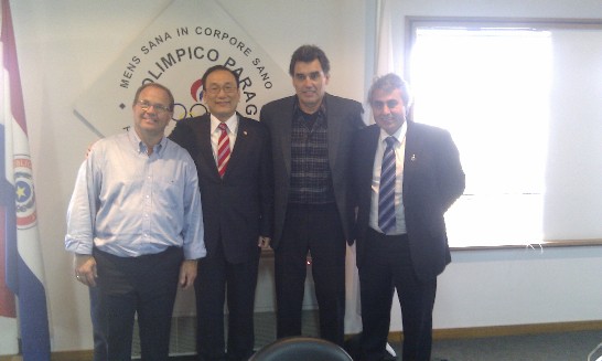 劉大使與新任體育部長Víctor Pecci（右）及巴拉圭奧委會主席Camilo Pérez（左）等合影