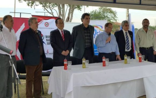 劉大使德立、巴體育部長Víctor Manuel Pecci及巴奧會主席Camilo Pérez López Moreira共同主持開球儀式