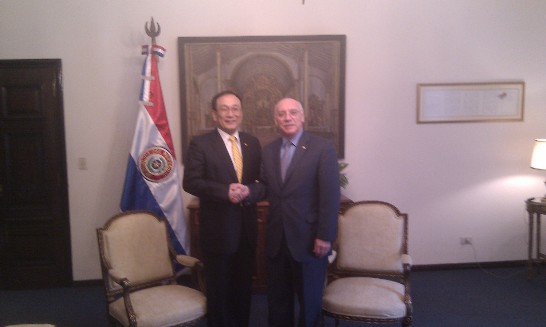 劉大使新任外長羅依沙卡（Eladio Loizaga）合影