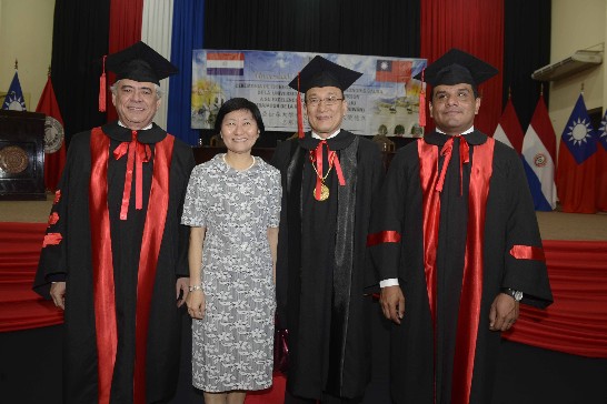 劉大使德立夫婦與貝拉達校長及秘書長合影