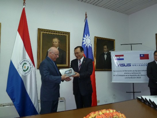 劉大使德立贈交華碩平板電腦予巴拉圭羅依沙卡（Eladio Loizaga）外長