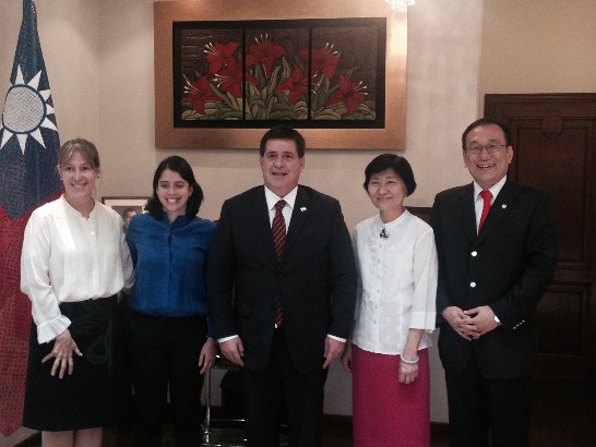 卡提斯總統、胞妹莎菈及千金蘇菲亞與劉大使德立夫婦合影