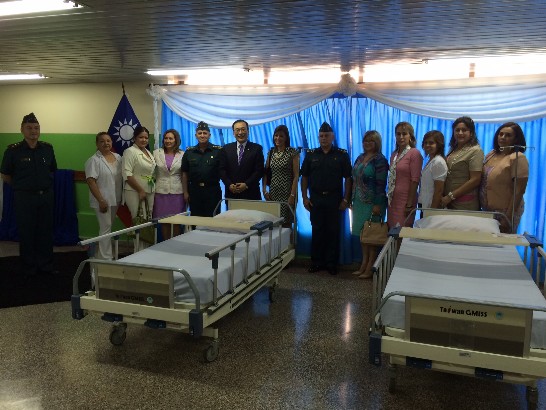 劉大使德立與三軍總司令嘉爾西提（Luis Garcete）及三軍婦女基金會幹部合影