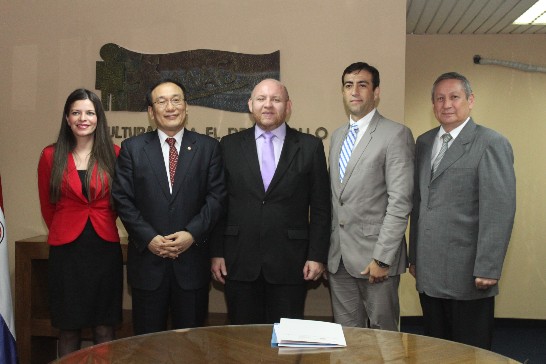 劉大使德立與巴農牧部長賈狄尼（右三）、畜牧次長Marcos Medina Britos（右二）及亞大獸醫學院院長Juan Caballero（右ㄧ）合影