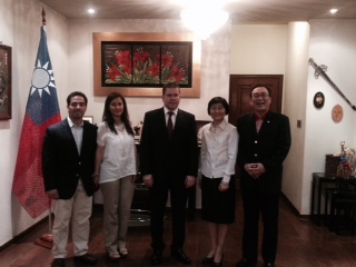 駐巴拉圭劉大使德立夫婦與衛生部長巴利歐斯及總統部長級機要秘書歐赫達夫婦合影