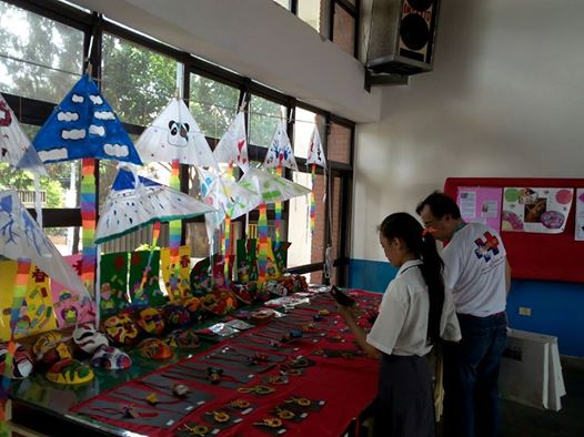 剪貼年畫、捏麵人等民俗藝術作品