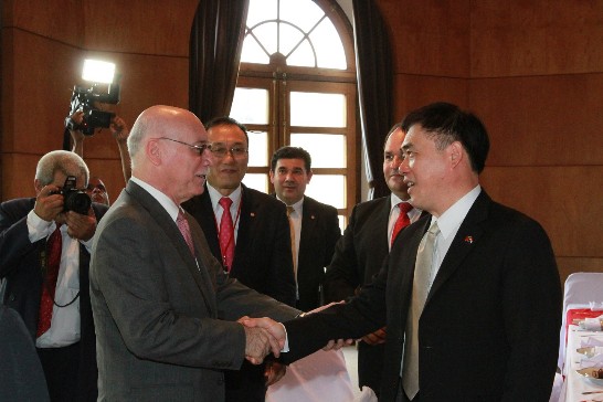 巴外長羅依沙卡向郝市長致意