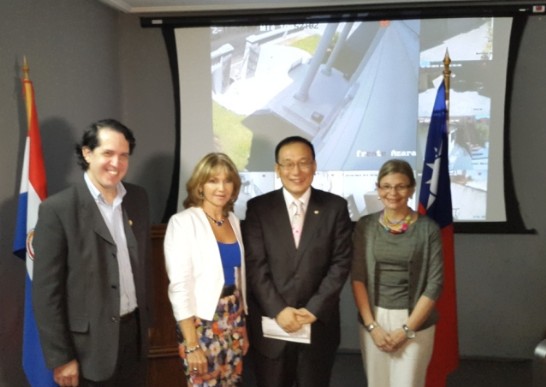 會後劉大使德立與巴國家文化中心莫塞麗主任（左二）等合影