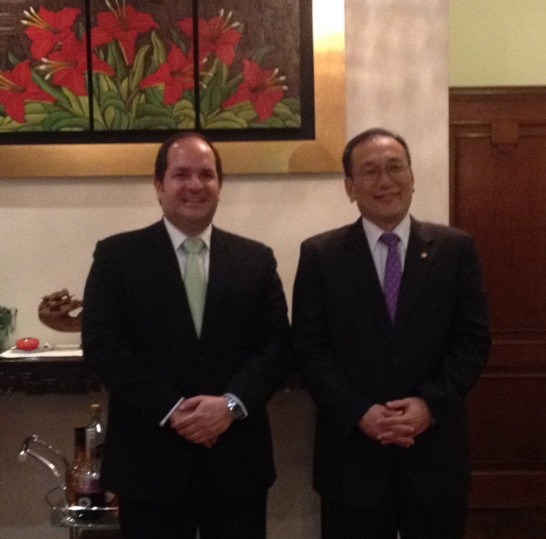  駐巴拉圭劉大使德立夫婦於本(12)月17日午在職務宿舍款宴巴京亞松森市長沙馬涅戈(Arnaldo Samaniego)並敘誼。