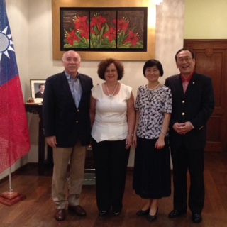 劉大使德立夫婦與巴外長羅依沙卡伉儷合影