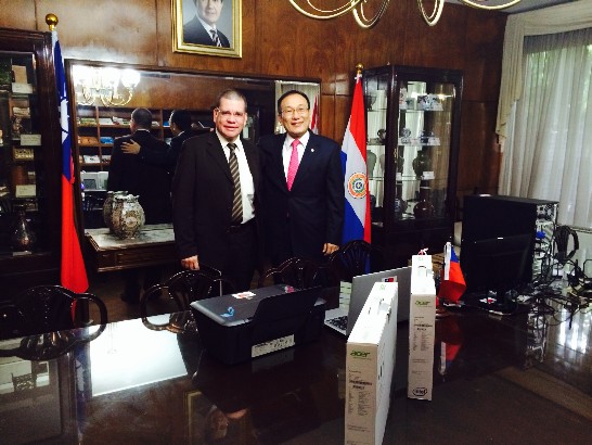 劉大使德立與巴衛生部長巴利歐斯（Antonio Barrios）於贈交儀式合影