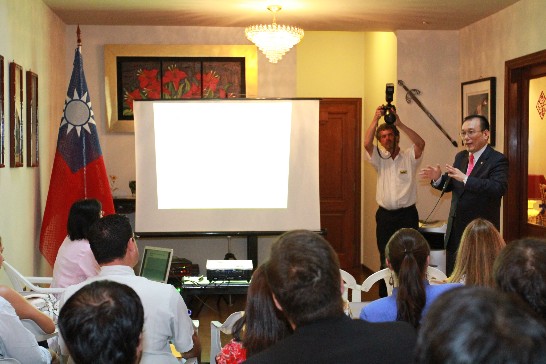 劉大使德立向來賓以簡報說明「中國農曆新年」之由來與習俗、我爭取加入「跨太平洋夥伴關係協定」(TPP)與「東海和平倡議」等3項文宣主題。