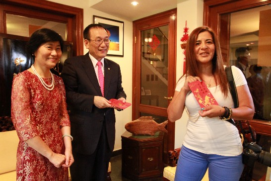 劉大使德立夫婦接受媒體記者拜年並分別致贈紅包祝賀新年