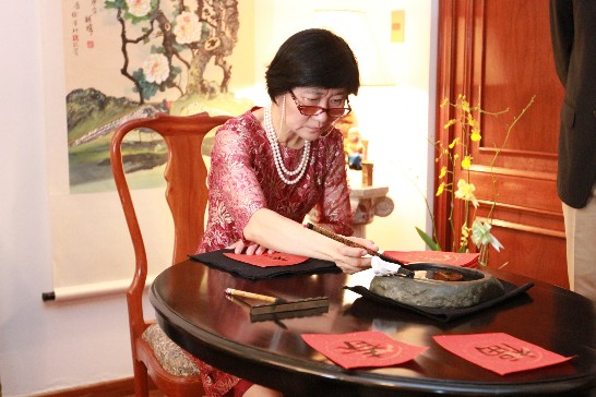 劉大使德立夫人向媒體記者示範書法並說明春聯之意義