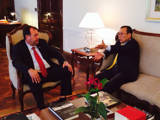 駐巴拉圭劉大使德立與艾法拉副總統合影