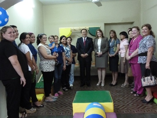 劉大使德利與婦女部長芭雅蒂及該部職員合影