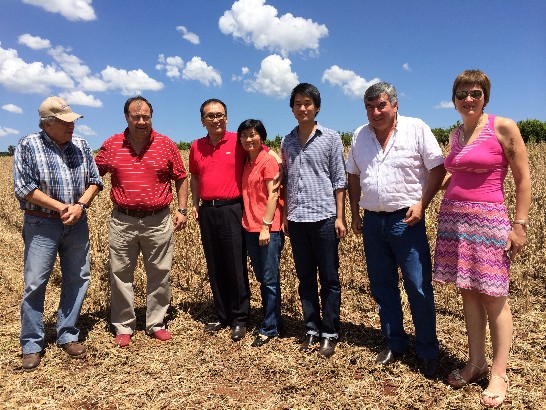 劉大使德立夫婦與巴副總統艾法拉（Juan Afara，左二）、國會眾議員Luis Larré（右二）、巴衛生部次長María Teresa Barán（右ㄧ）及農牧部畜牧次長Luis Goiburú（左ㄧ）於艾副總統莊園合影