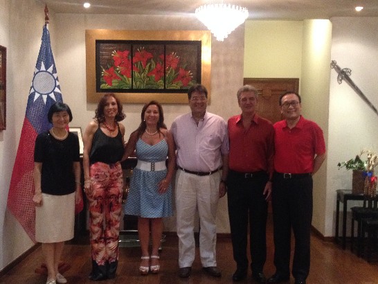 劉大使德立夫婦與維拉斯奎斯伉儷及參議員巴契達夫婦合影